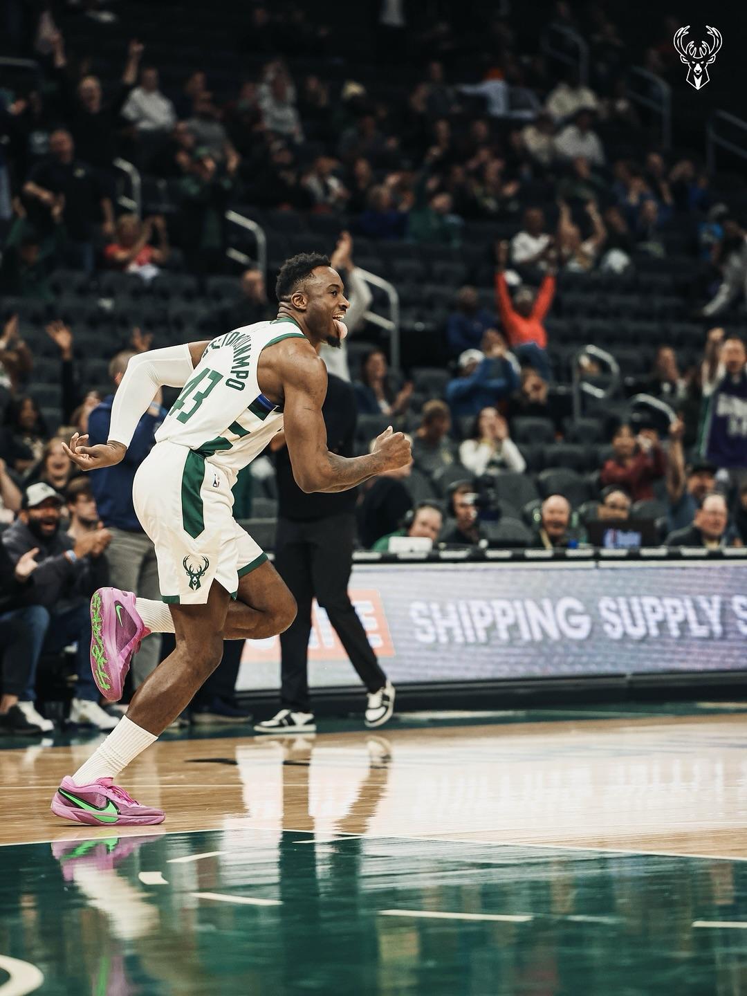 雄鹿官方晒, 出今日字母